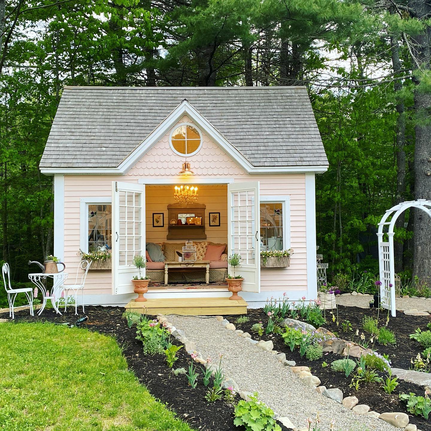 A peach cottage located in the backyard. Photo by Instagram user @clark.cottage.gardens