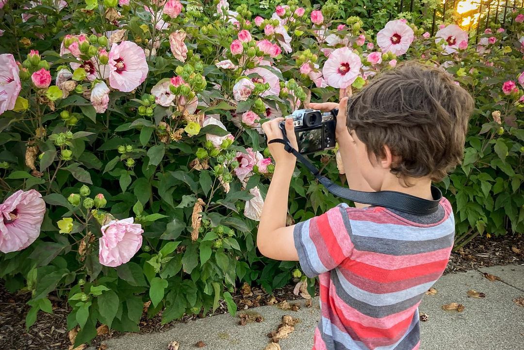 Child using digital camera to take photos of flowers. Photo by Instagram user @alanv_xt3