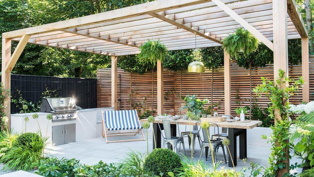 Pergola with patio seating and grill beneath it. Photo by Instagram user @mimabadali.