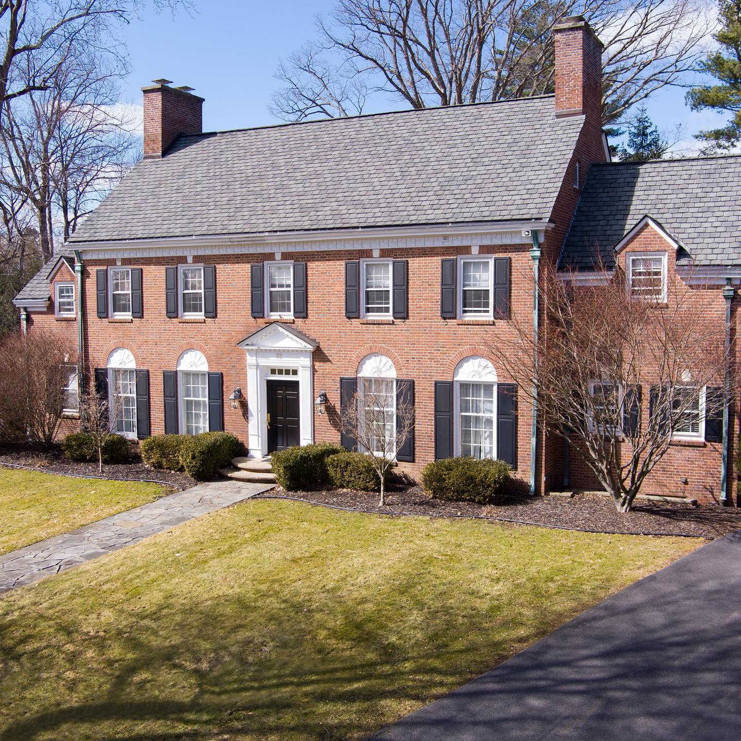 A brown house in Buckingham Lake. Photo by @mcsharryandassociates