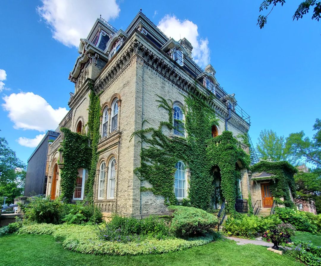 Large house in Capitol, Madison. Photo by Instagram username @photowhore94.