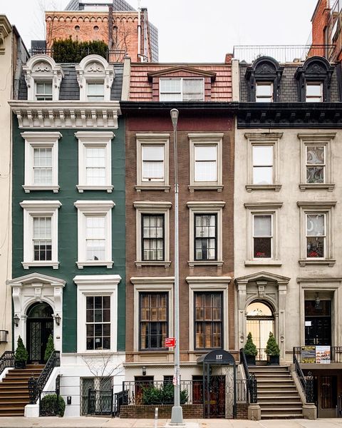 A row of townhomes of varying colors in Murray Hill.