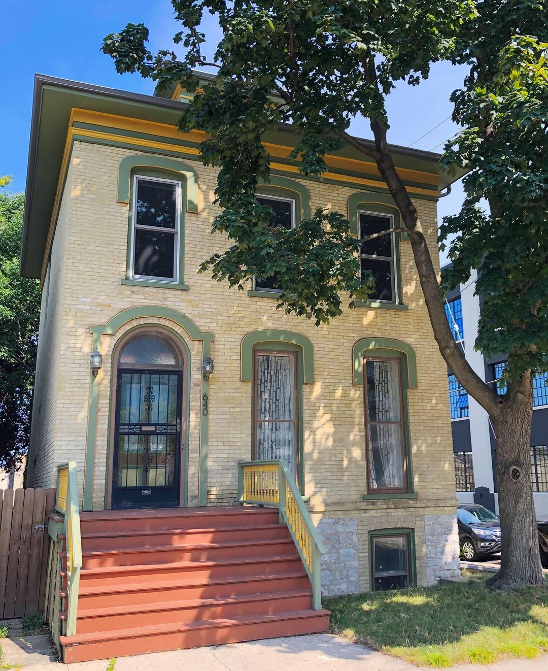 Two-story Italiante style home in the Walker's Point neighborhood of Milwaukee. Photo by Instagram user @walkerspointitalianate