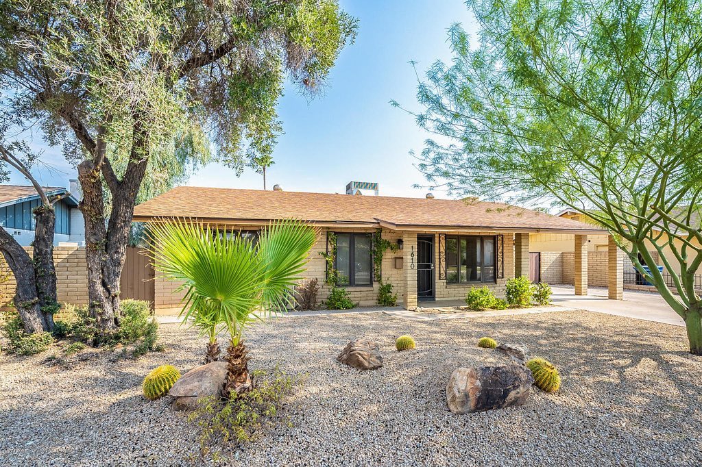 Home in Dava Lakeshore with natural desert scenery. Photo by Instagram user @buytempe.
