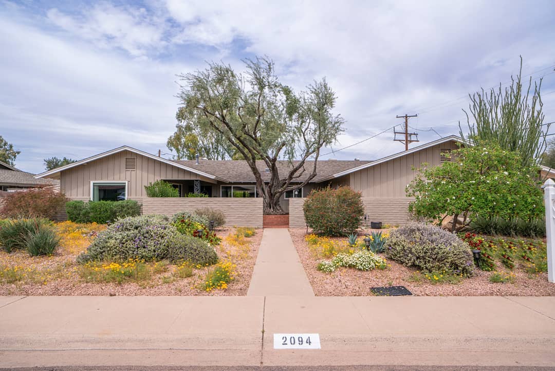 Ranch home with desert landscape in Kyrene-Supersition, Tempe. Photo by Instagram user @shannadayteam.