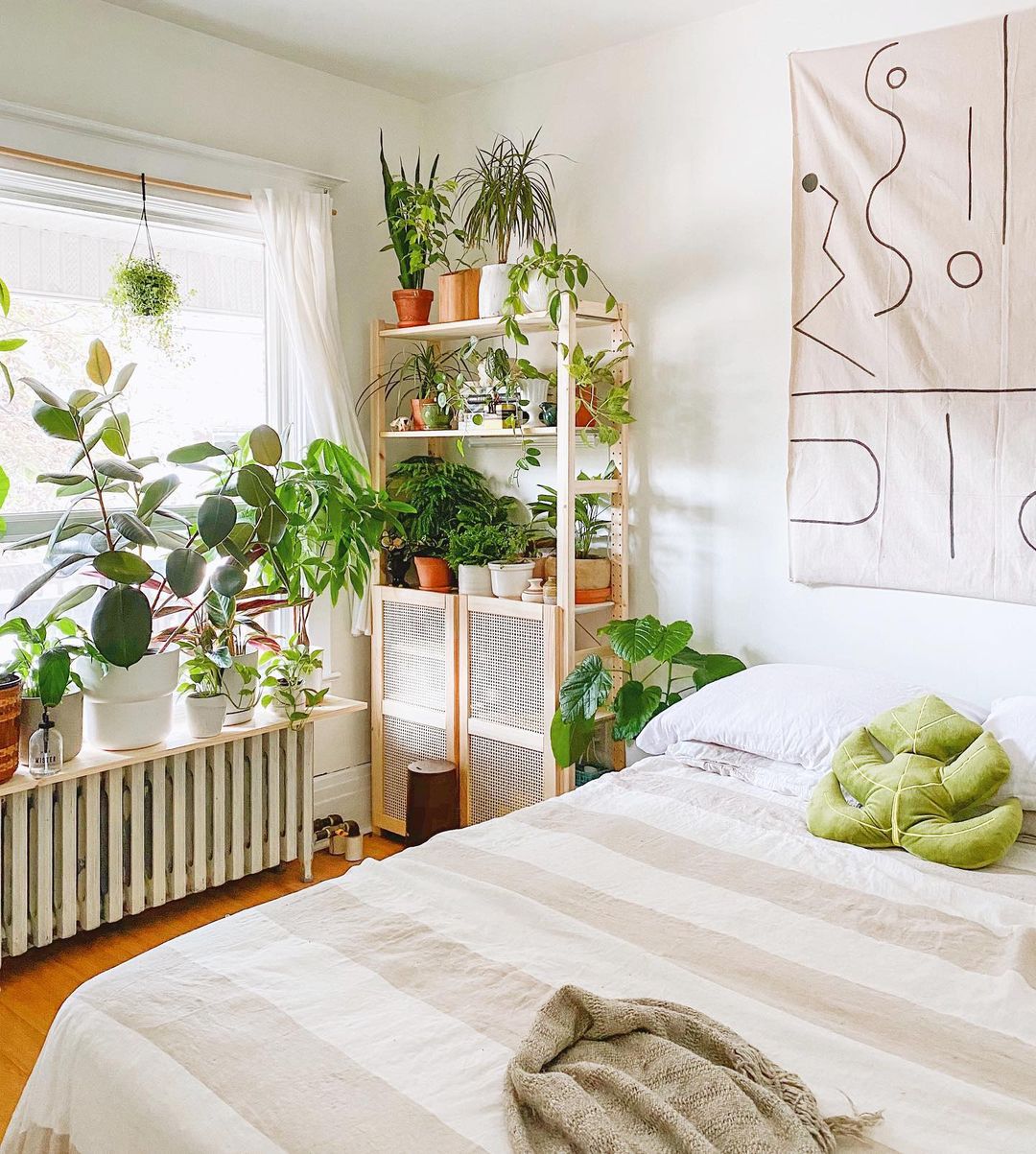 Neutral bedroom with plants. Photo by Instagram user @leaves.and.bones