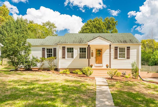 The white face of a ranch-style home in South Knoxville. Photo by Instagram user @thefoxandfogartyteam.