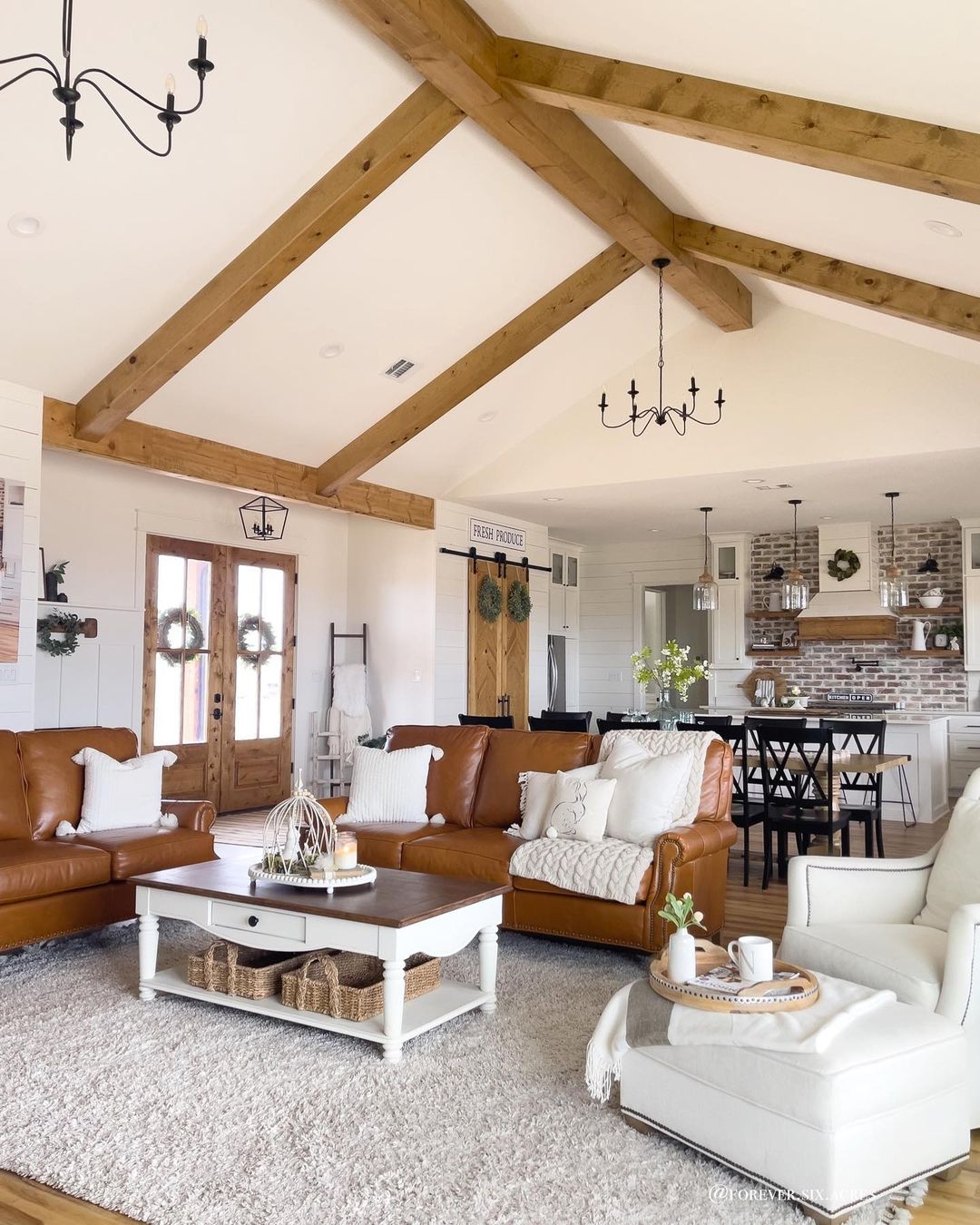 Farmhouse style living room with brown and white color scheme. Photo by Instagram user @forever.six.acres