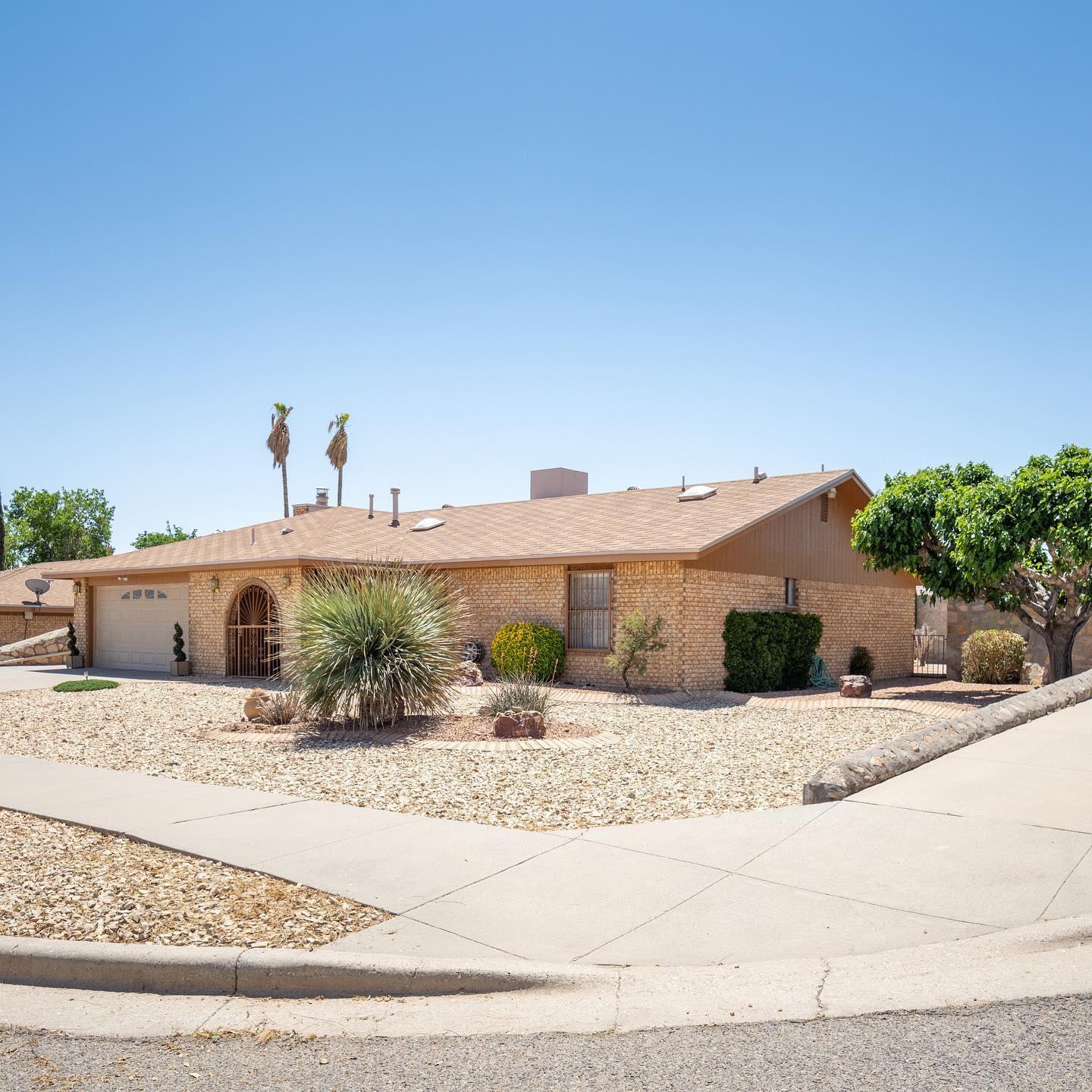 Brown house in Castner Heights. Photo by @dreamworkrealty