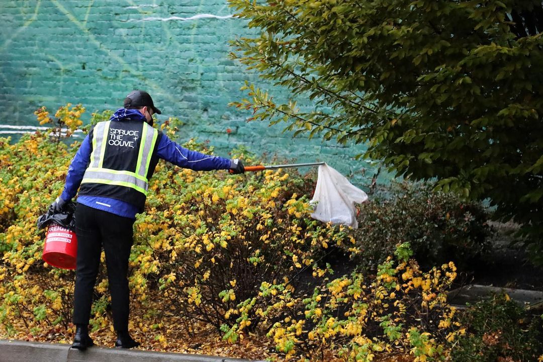 A person picking up trash in Vancouver. Photo via Instagram user @vdausa.