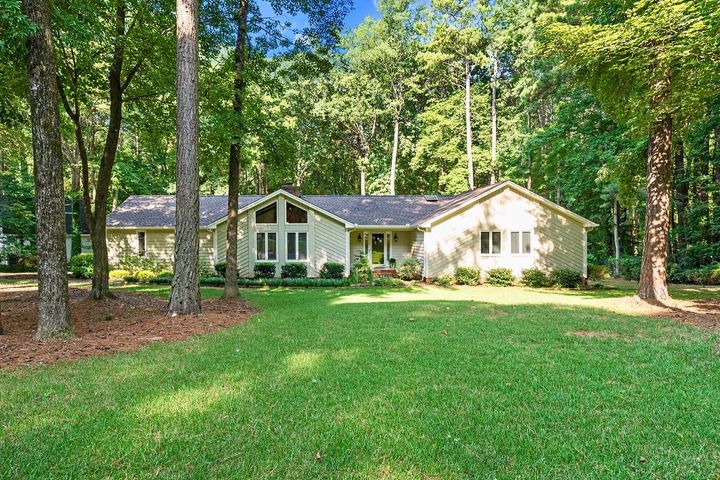 A beautiful ranch style home with a big lawn in Stonehenge, Raleigh. Photo by Instagram user @jasondrealty.