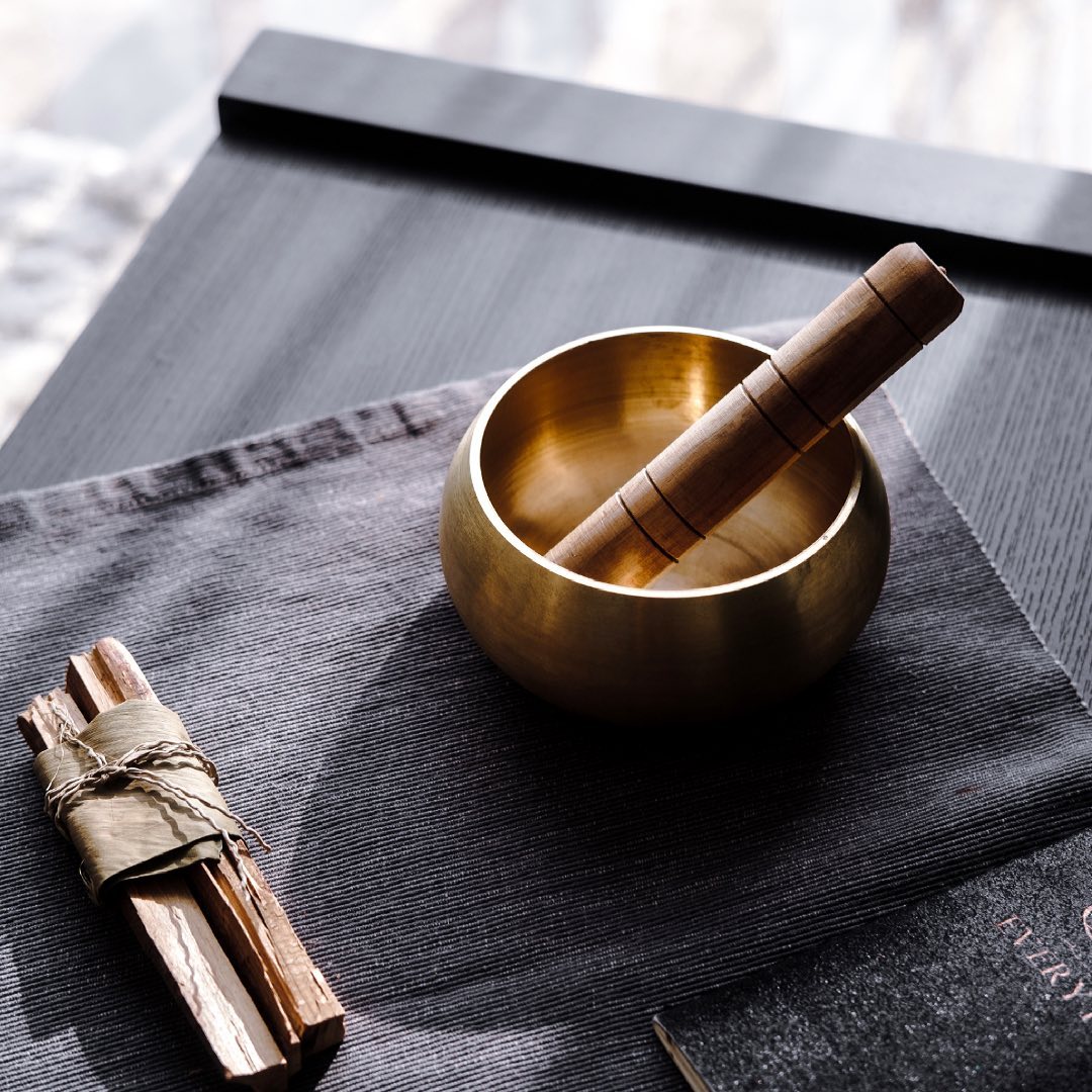 A Tibetan singing bowl sitting on a desk. Photo by Instagram user @vivayalive