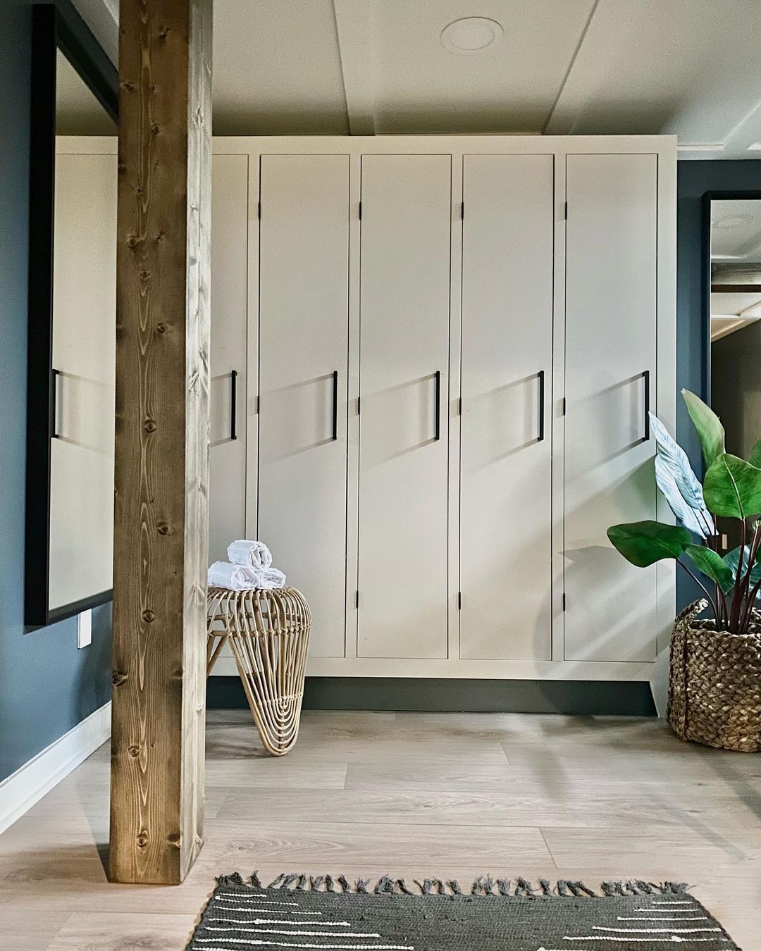 Large white lockers in a meditation space. Photo by Instagram user @akrenovate