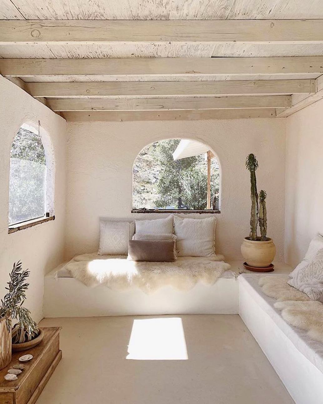 Light colored room with built in bench seating. Photo by Instagram user @vibrantmarket