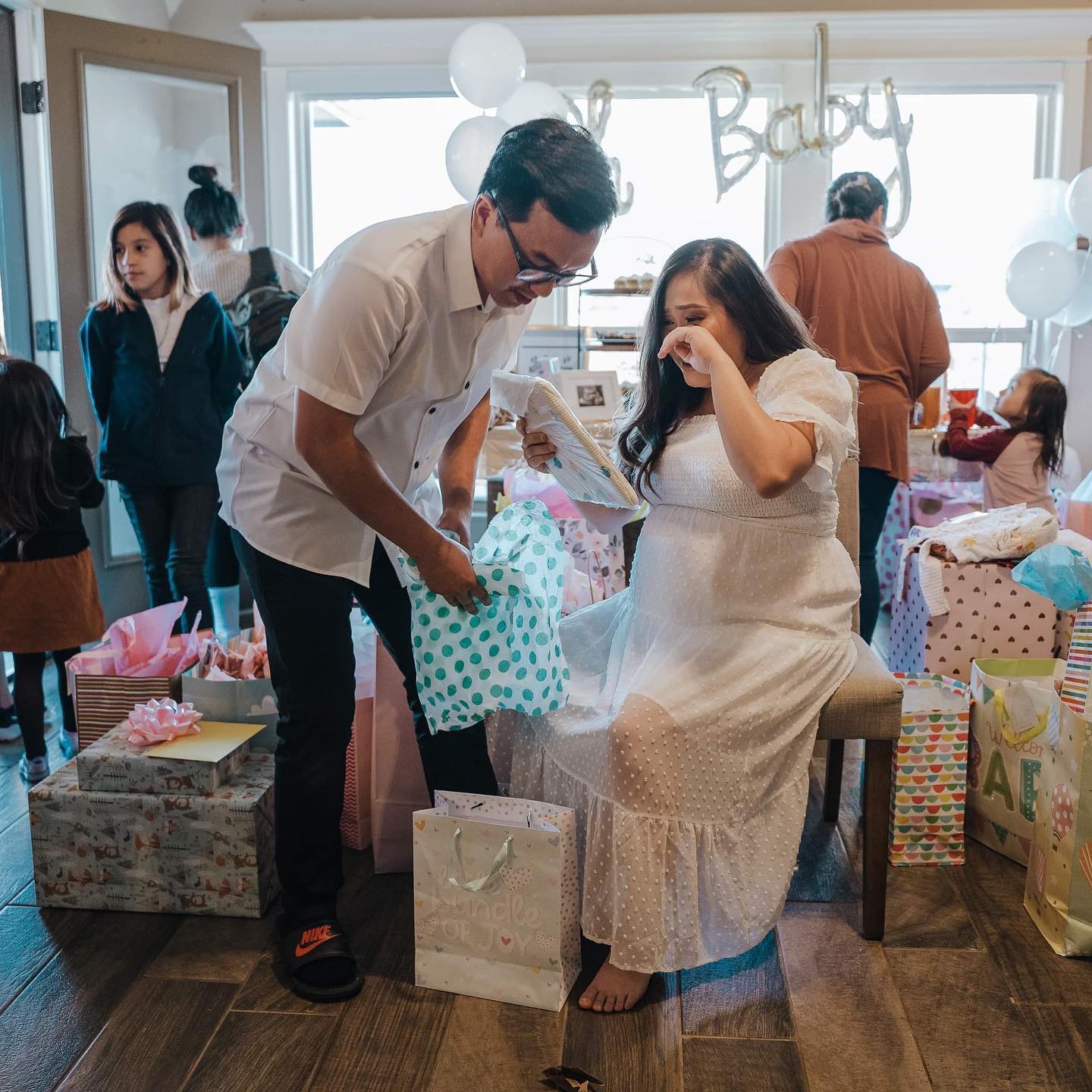 An expecting mother opens gifts. Photo by Instagram user @pangierdh.