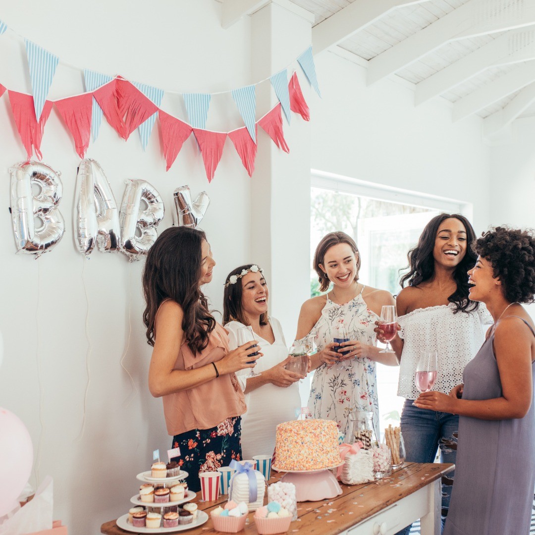 Friends gather around during a baby shower. Photo by Instagram User @sinizplanning.