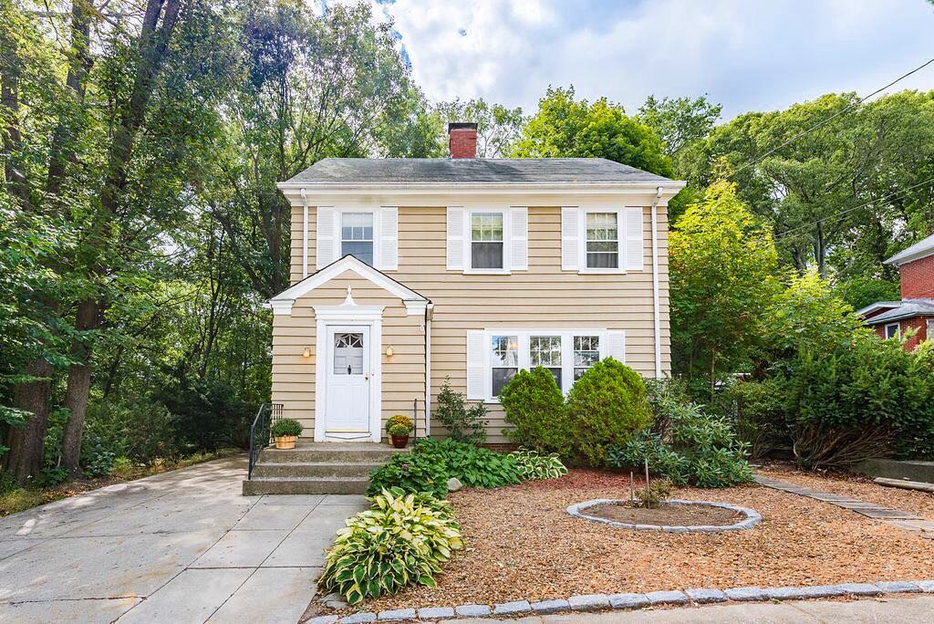 A home in Mount Pleasant surrounded with greenery. Photo by Instagram user @rebecca_king_realtor.