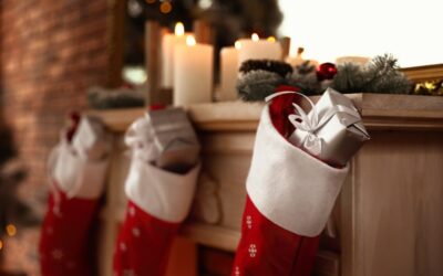 How to Create a Festive Christmas Mantel