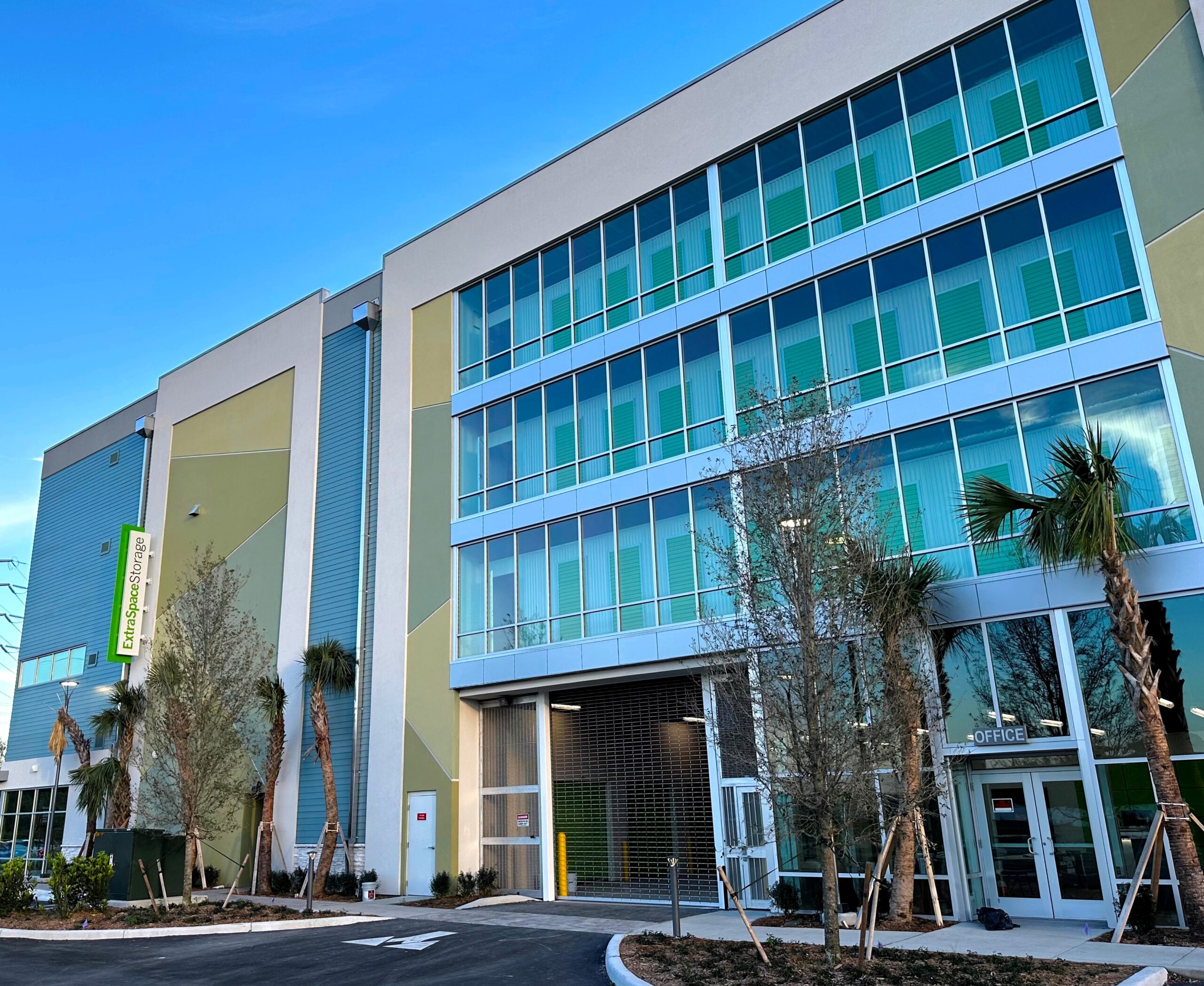 Front of storage facility building on Narcoossee Rd in Orlando, Florida 