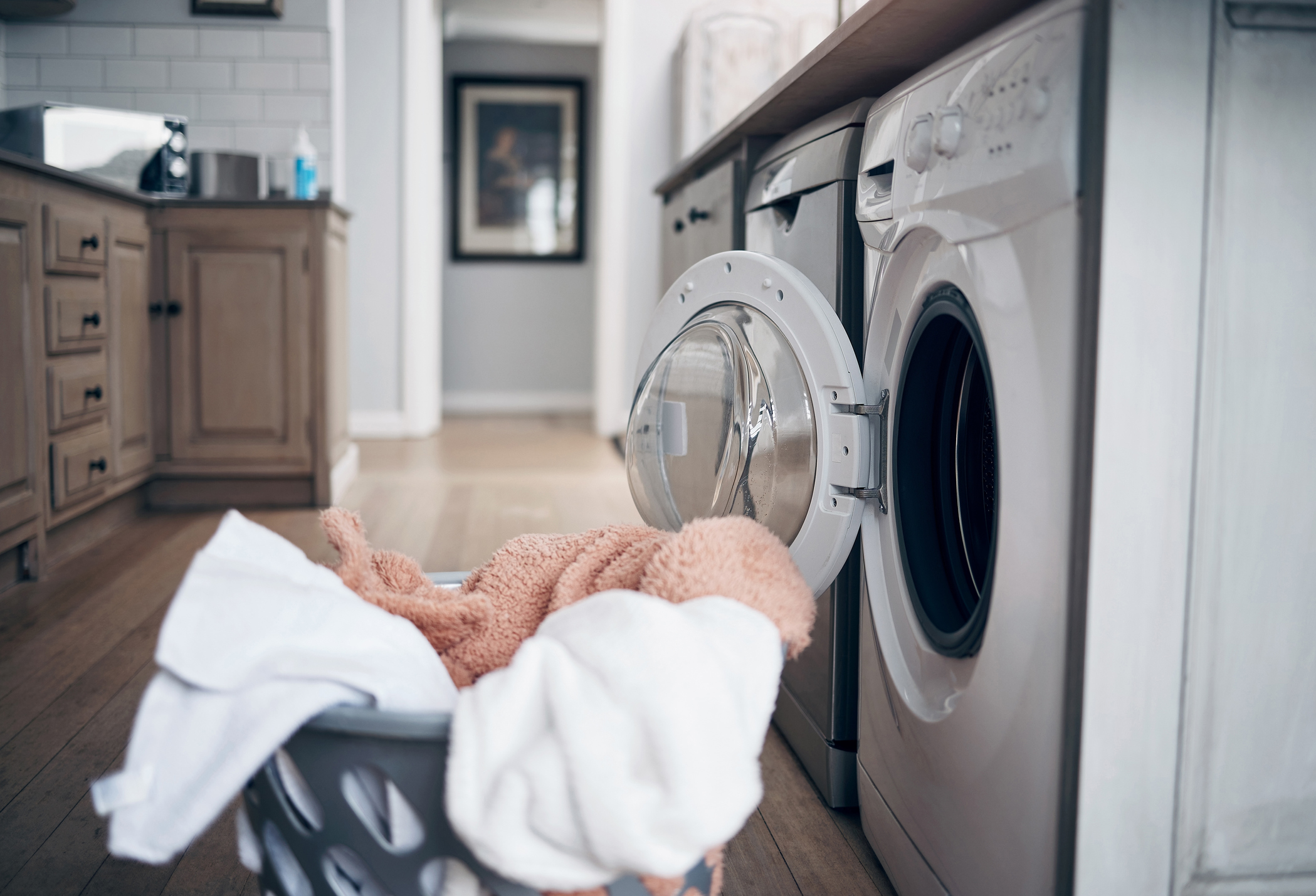 Washing machine including dryer clearance