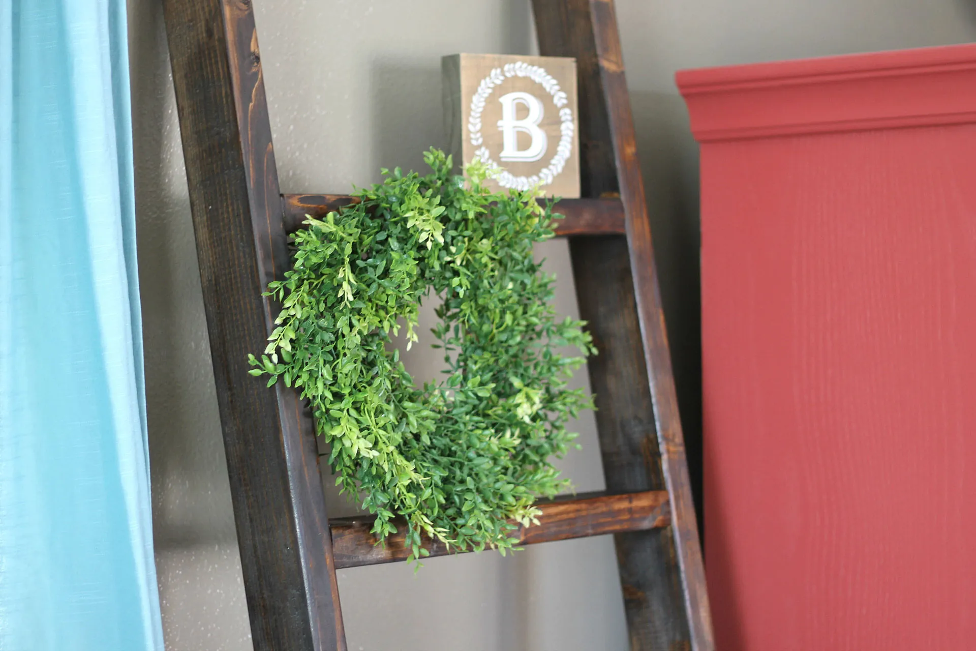 5 Steps to Make a DIY Blanket Ladder